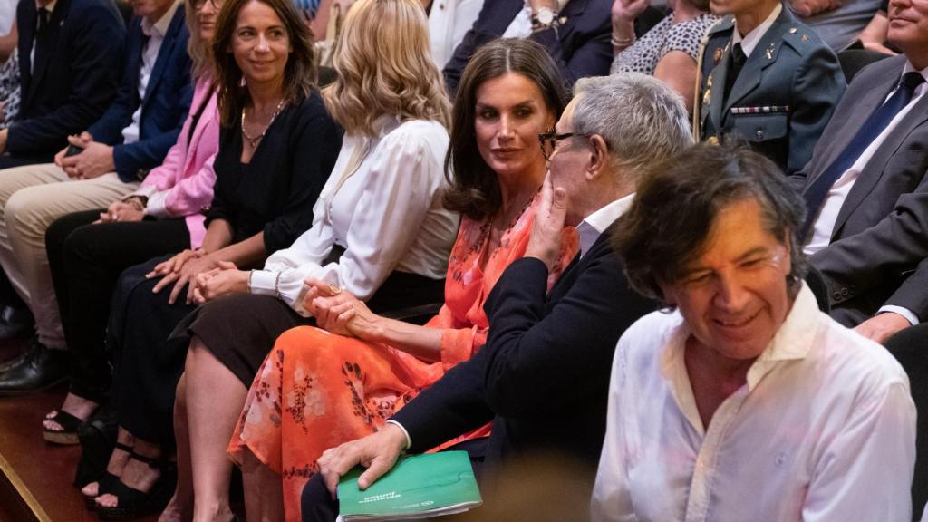La Reina Letizia y Carlos López Otín en la conferencia ‘El Tour del Cáncer’.