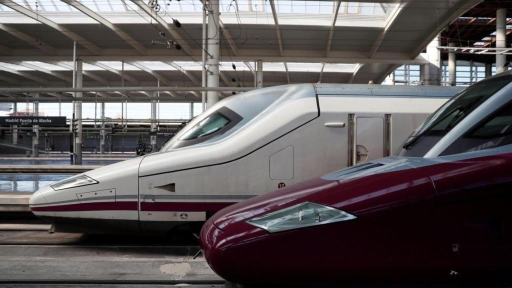 Trenes AVE en la estación de Atocha, en imagen de archivo.