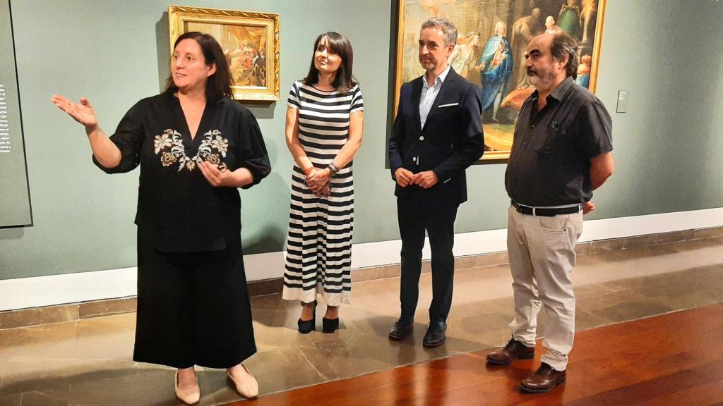 Pilar Tébar, izquierda en la presentación de la exposición, moderará este miércoles la charla en el Mubag.