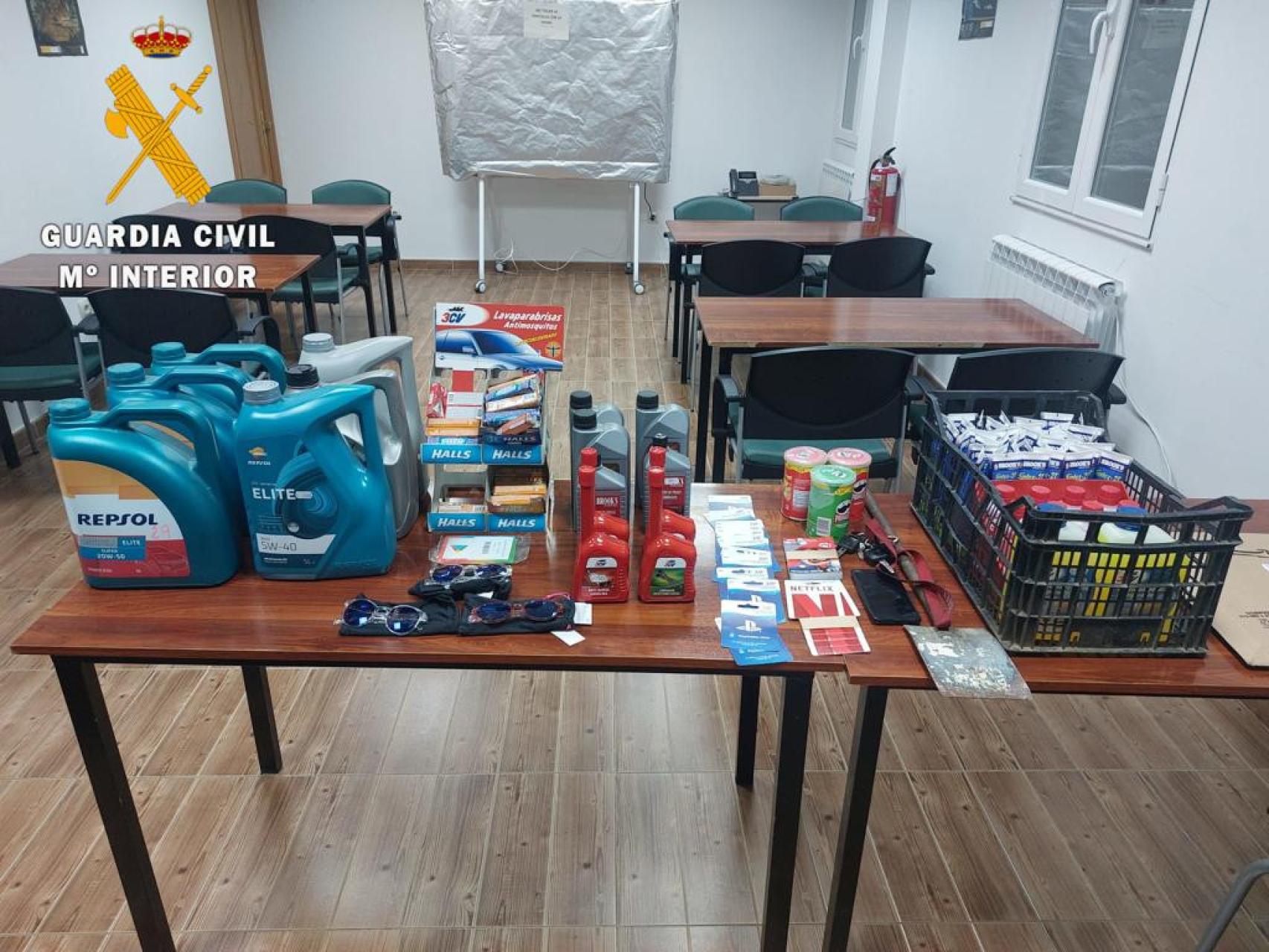 Imagen de los objetos sustraídos en el robo facilitada por la Guardia Civil.
