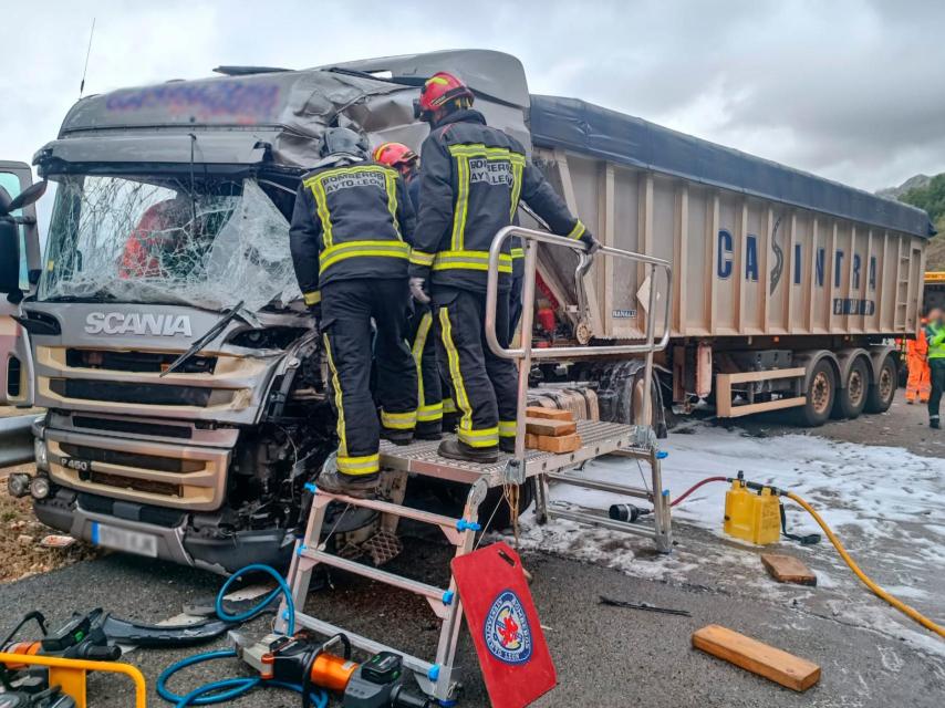 Los bomberos tratan de sacar al hombre atrapado.