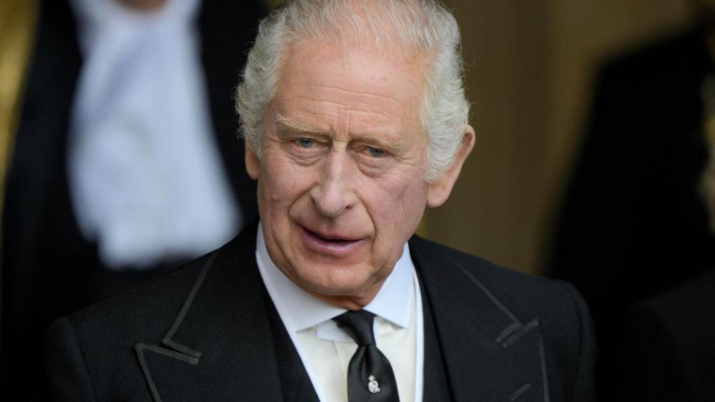 Carlos III, nuevo rey de Inglaterra, en una imagen tomada en el cortejo fúnebre de su madre, Isabel II.