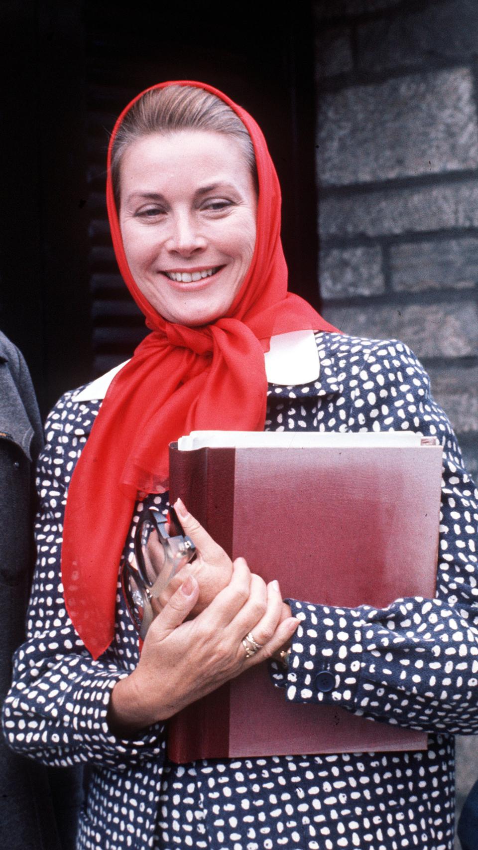 Grace Kelly con su mítico pañuelo, su gran seña de identidad.