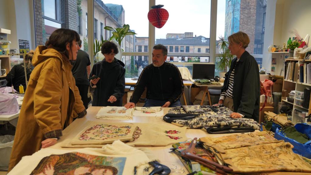 Juan Duyos, acompañado por su amiga Laura Sánchez, conociendo la cultura de Estonia.