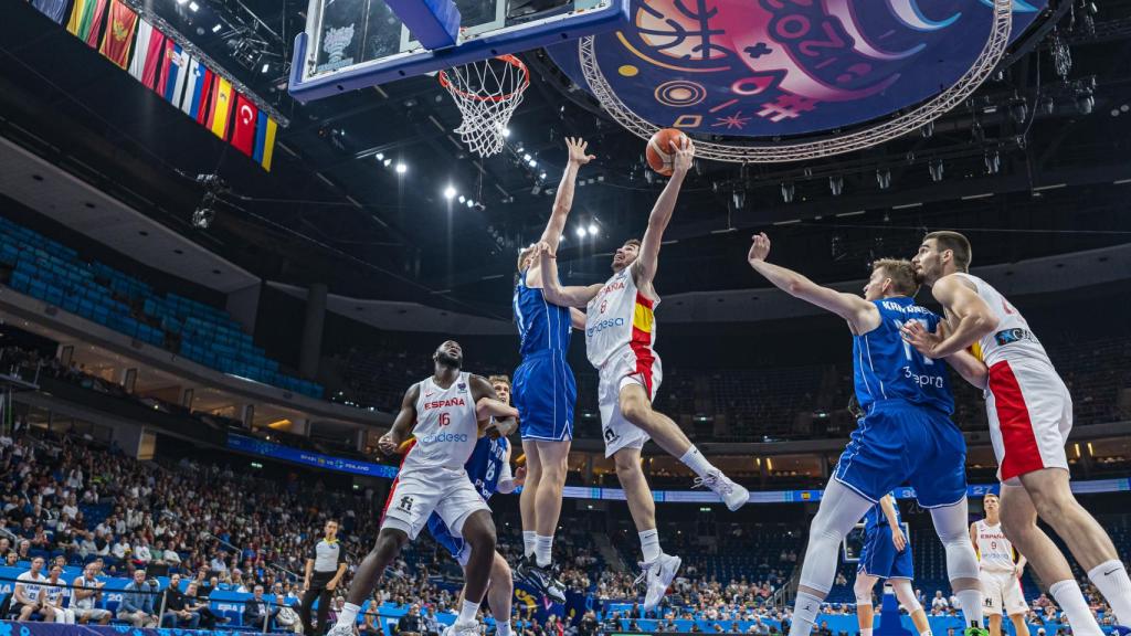 Darío Brizuela lanza a canasta ante la defensa de Finlandia