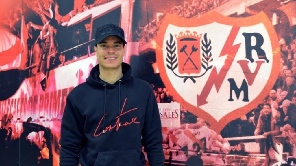 Raúl de Tomás, posando con el escudo del Rayo Vallecano