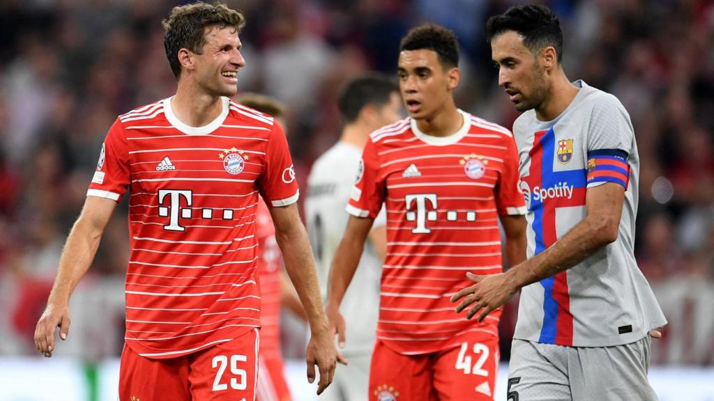 Thomas Müller se ríe delante de Lewandowski