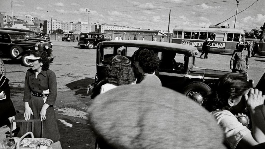 William Klein: 'Plaza de Las Ventas (antiguas cocheras)', 1956. Colección La Fábrica