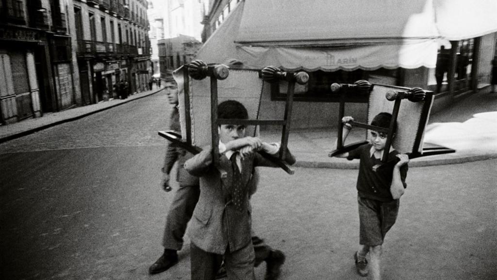 William Klein: 'Calle del centro de Madrid', 1956. Colección La Fábrica