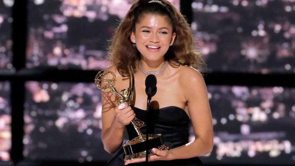Zendaya con el premio a la mejor actriz de drama por 'Euphoria'