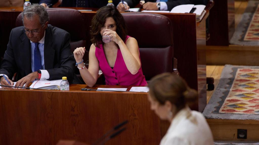 Mónica García e Isabel Díaz Ayuso durante la sesión del martes del Debate del Estado de la Región.