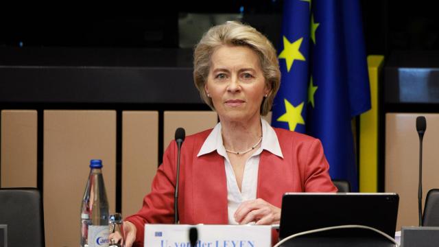 La presidenta Ursula von der Leyen durante la reunión del colegio de comisarios de este martes en Estrasburgo.