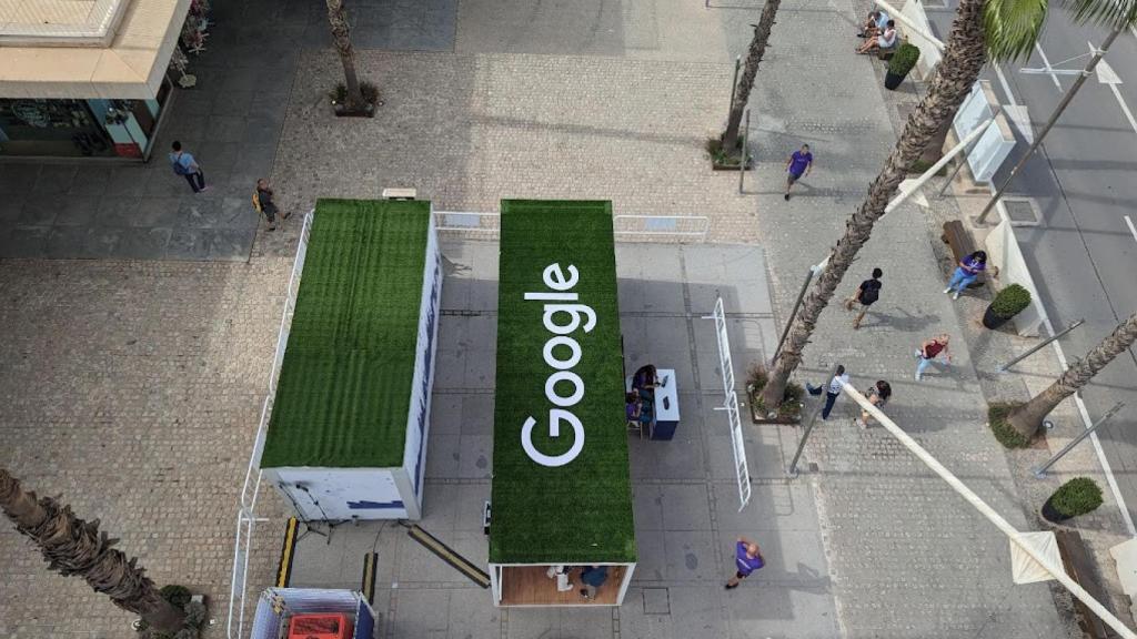 Stand de Google en el Muelle Uno.