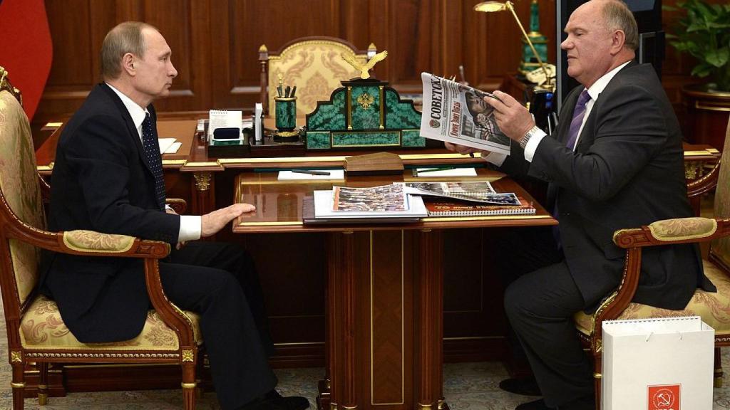 El presidente ruso Vladimir Putin con el líder del Partido Comunista ruso Gennady Zyuganov, en una imagen de archivo.