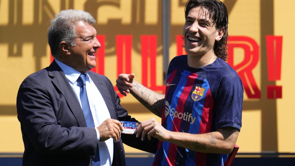Joan Laporta y el defensa Héctor Bellerín durante su presentación.