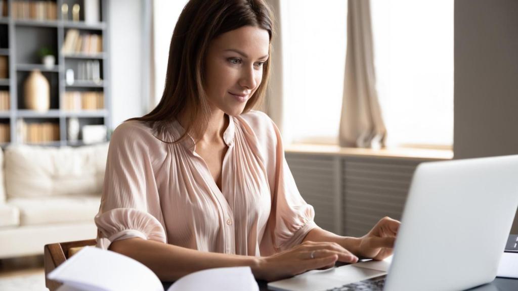 Una chica actualiza su currículum vitae