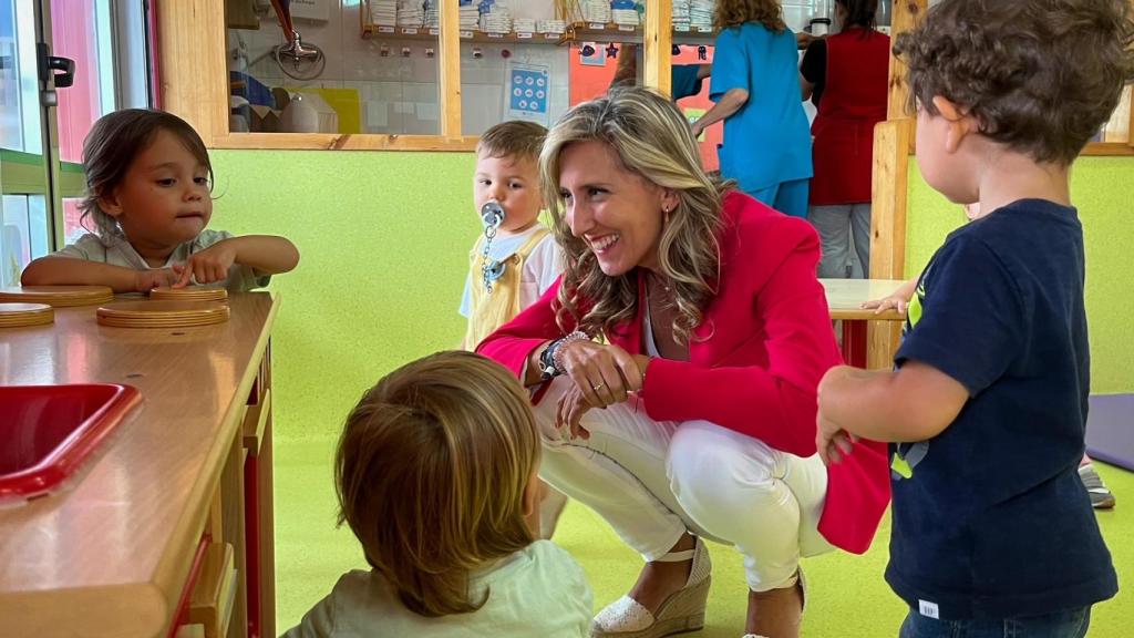 Aneiros esta mañana durante su visita a la escuela infantil de Catabois en Ferrol