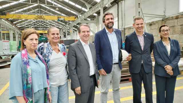 El delegado del Gobierno en Galicia, José Miñones; junto al director de Armón, Santiago Martín; la presidenta de la Diputación, Carmela Silva; el alcalde de Vigo, Abel Caballero; y la subdelegada del Gobierno en Pontevedra, Maica Larriba.