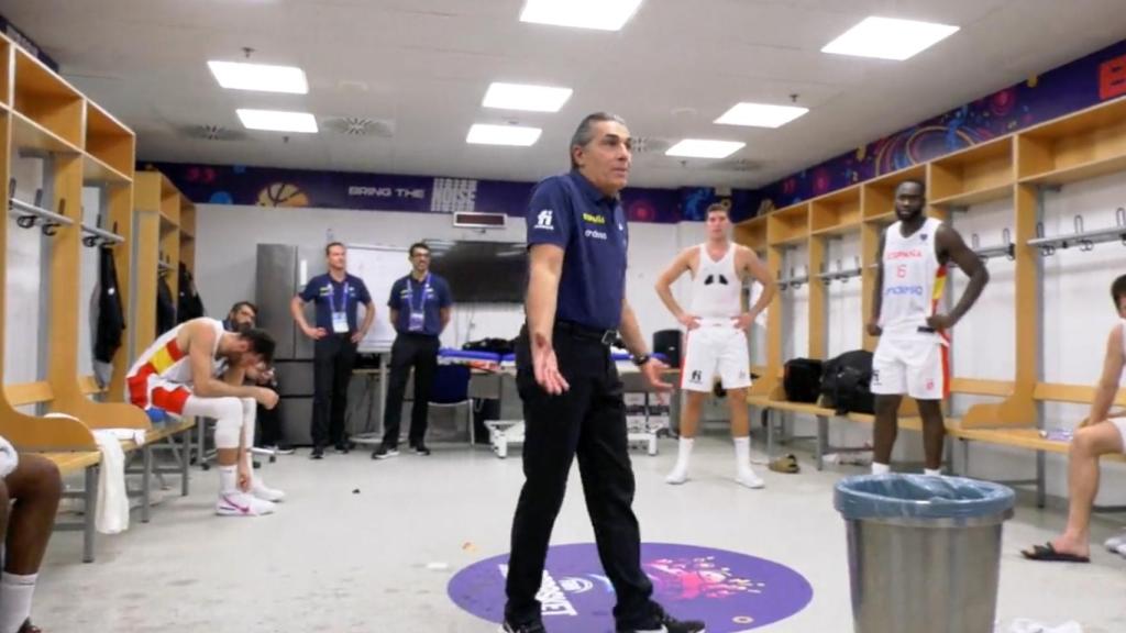 Sergio Scariolo, en el vestuario de la Selección tras la victoria ante Finlandia en el Eurobasket