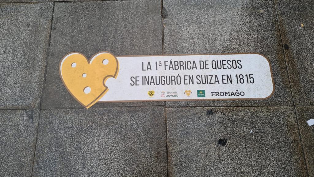 Pegatina de Fromago en la calle Santa Clara