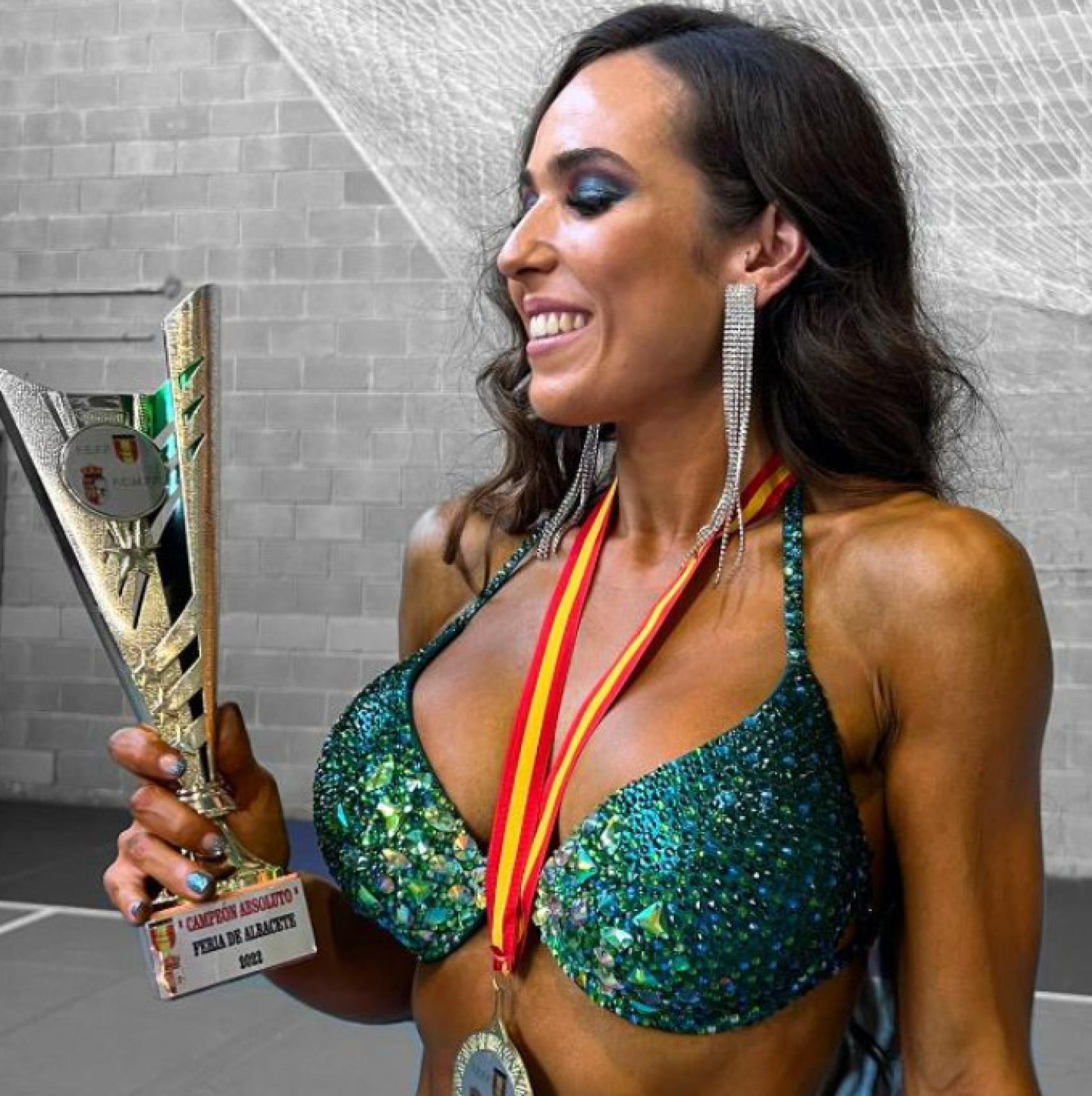 Clara Cardenal con el trofeo regional