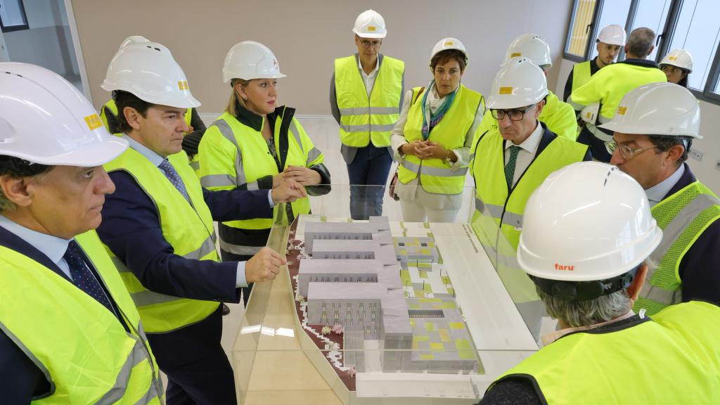 Alfonso Fernández Mañueco visita las obras de la Residencia San Juan de Sahagún de Salamanca