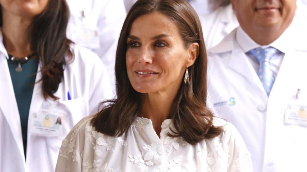 La Reina volvió a ponerse las mascarilla por razones sanitarias.