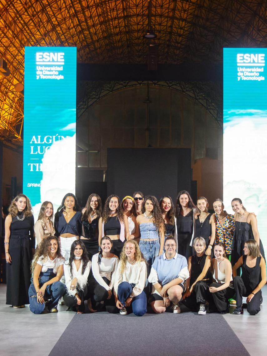 Las 21 alumnas del Grado en Diseño de Moda de ESNE que mostraron ayer sus propuestas.