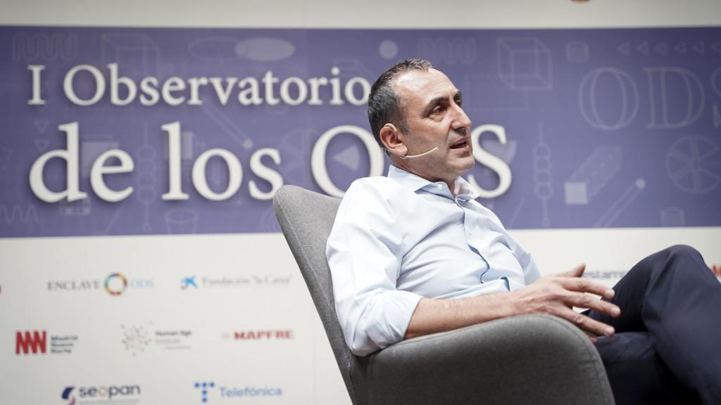 Acar durante la conversación.