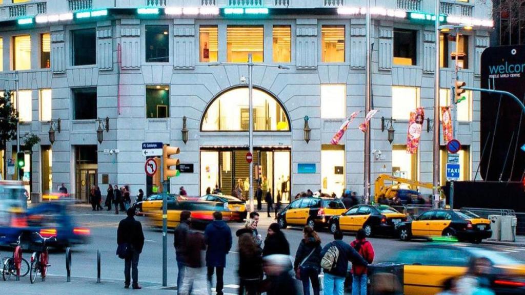 Imagen del histórico edificio de Telefónica en el centro de Barcelona.