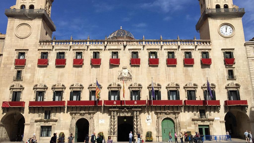 La fachada del Ayuntamiento de Alicante.