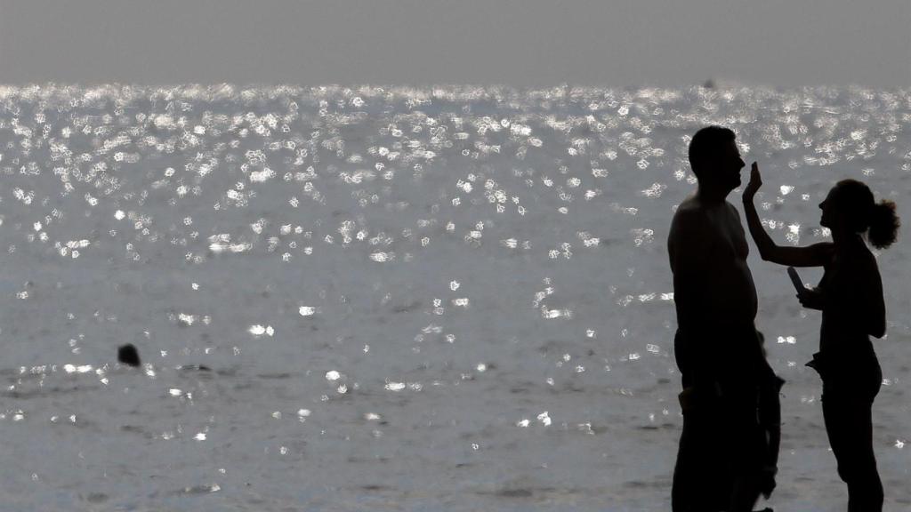 Una pareja en una playa valenciana, a inicios de este mes de septiembre.