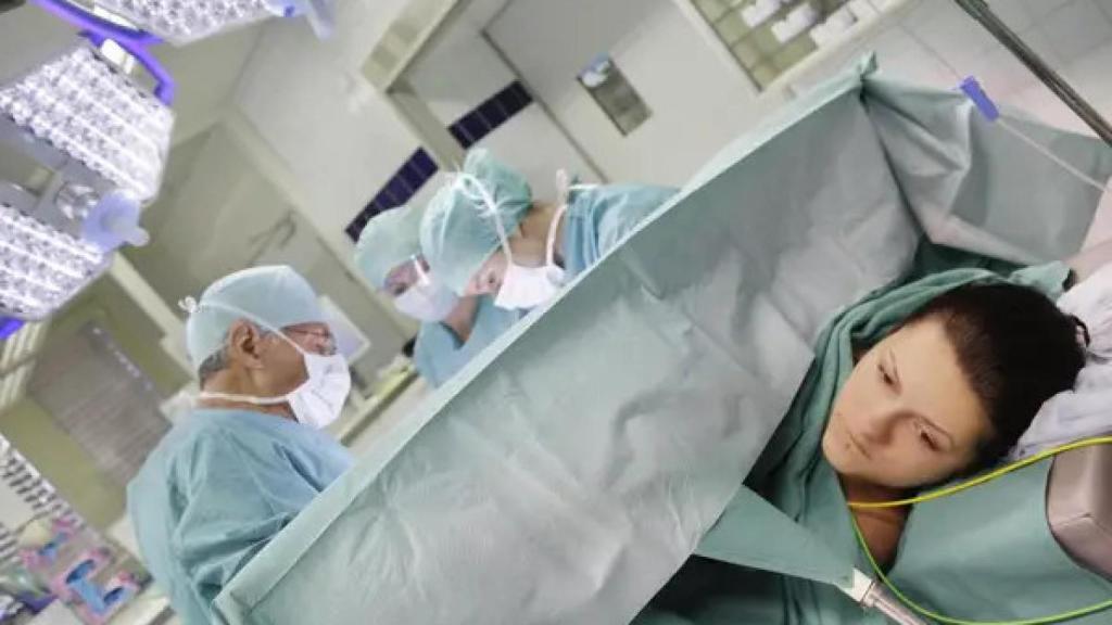 Una mujer, durante una cesárea, en imagen de archivo.