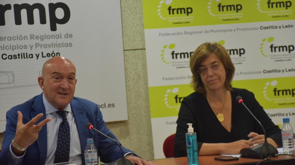El consejero de la Presidencia, Jesús Julio Carnero, ofrece una rueda de prensa con la presidenta de la Federación Regional de Municipios y Provincias, Ángeles Armisén