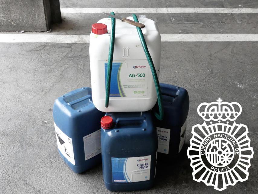 Garrafas donde se guardaba el combustible robado