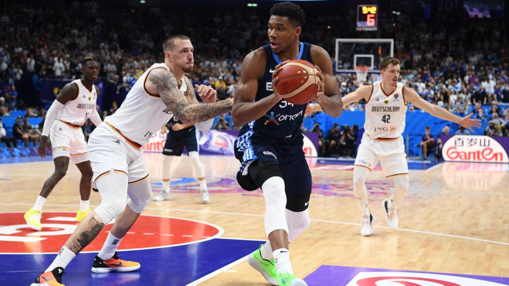 Giannis Antetokounmpo defendido por Daniel Theis