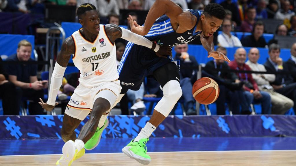 Dennis Schroder pelea un balón con Giannis Antetokounmpo