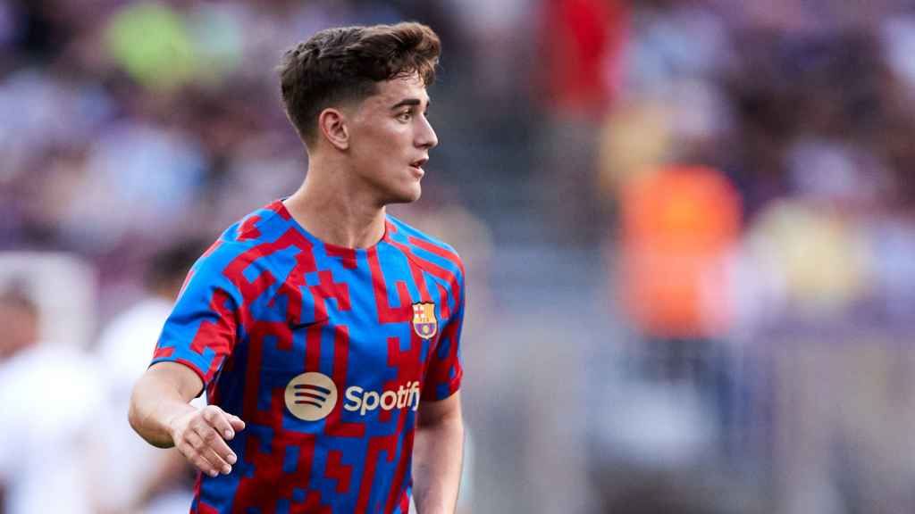 Gavi, calentando antes de un partido del FC Barcelona