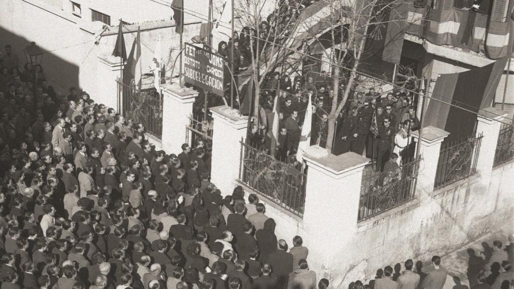 Misa de campaña en recuerdo de los dos falangistas asesinados oficiada en el chalé de la calle Ávila un año después del atentado.