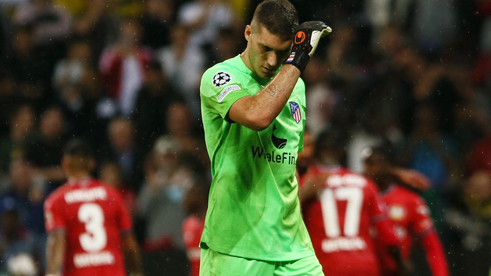 Ivo Grbic, lamentándose por el gol encajado en el Bayer Leverkusen - Atlético de Madrid