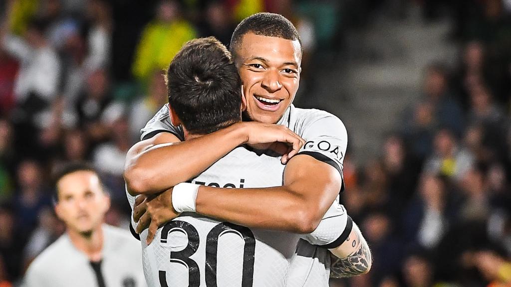 Mbappé y Messi, dándose un abrazo para celebrar un gol del PSG