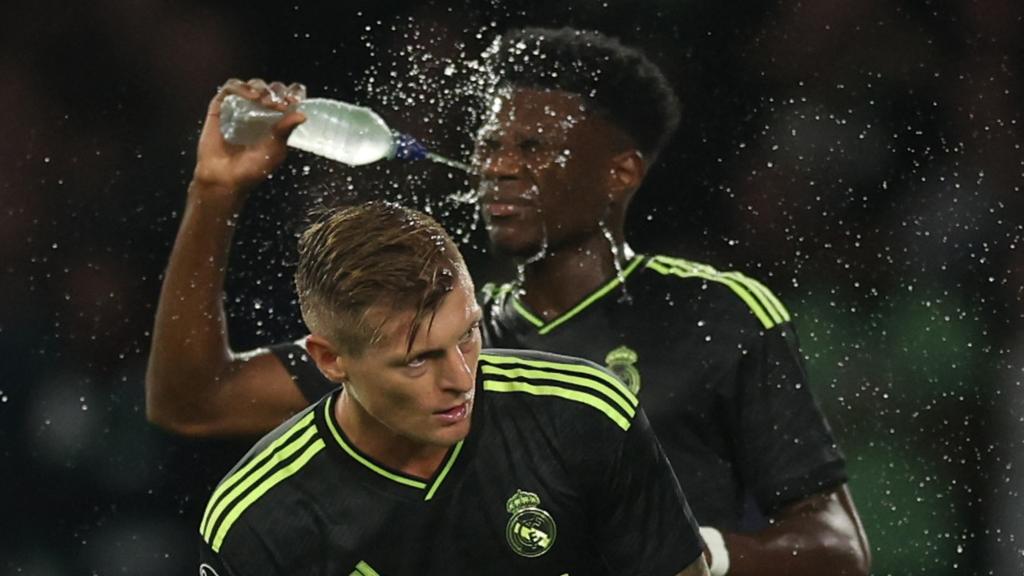 Toni Kroos y Tchouaméni, durante el Real Madrid - Celtic