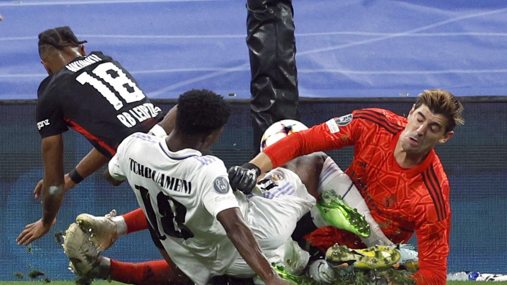 Nkunku y Tchouameni golpean a Courtois en una jugada