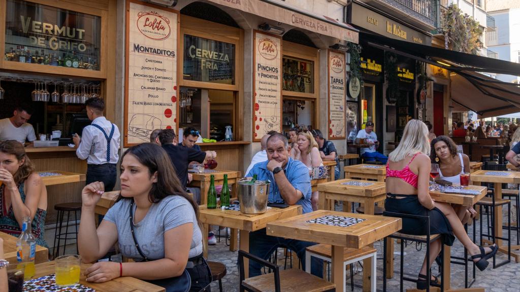 Imagen de archivo de la terraza de un bar en el Centro de Málaga.