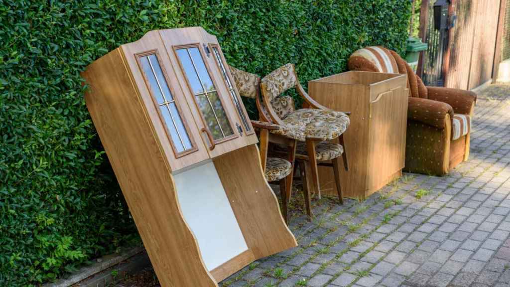 Muebles abandonados en la calle en una imagen de archivo.