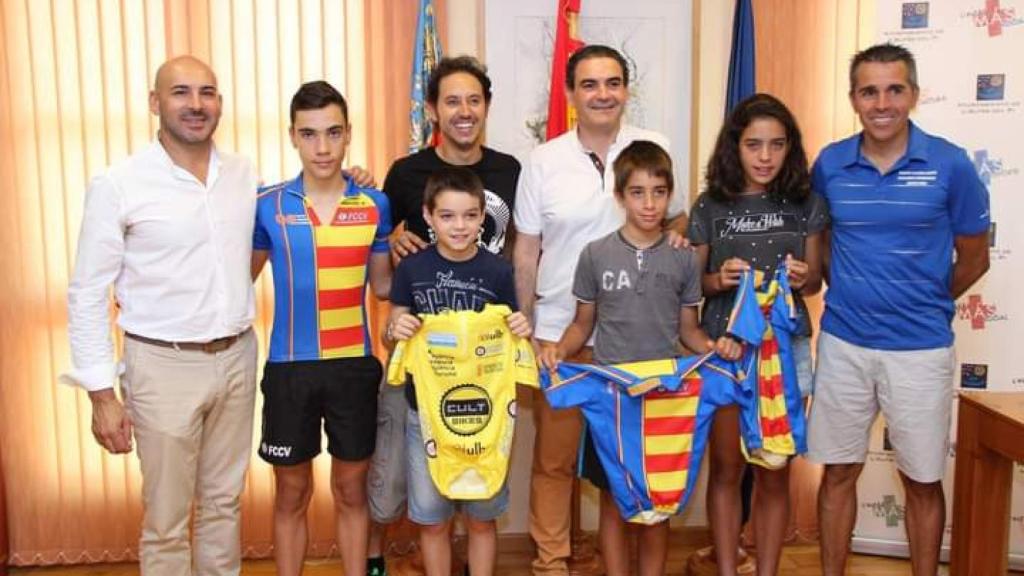 Ayuso, el primer niño a la izquierda, junto al concejal Luis Moran y el alcalde de Alfaz.