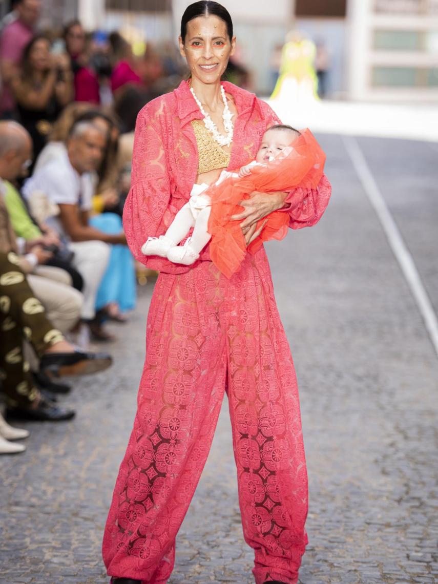 La modelo y actriz Yolanda Font desfiló con su hija Micaela, de cinco meses, en brazos.