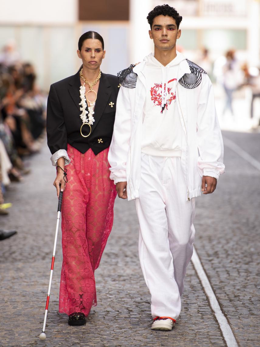 La modelo sordociega Mireia Mendoza, habitual en los desfiles de María Lafuente.