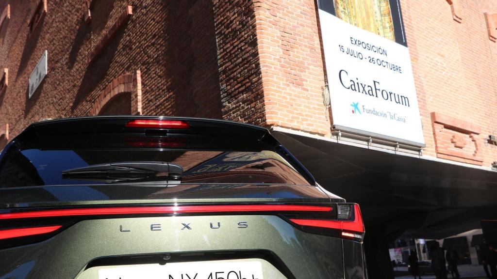 El Lexus NX en los alrededores del CaixaForum de Madrid.