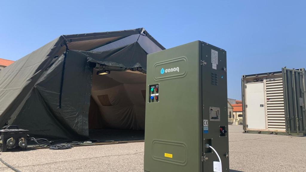 Un dispositivo en un campamento militar para obtener agua por condensación.